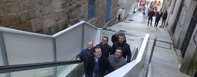 O alcalde e varios concelleiros inauguran as escaleiras de II República